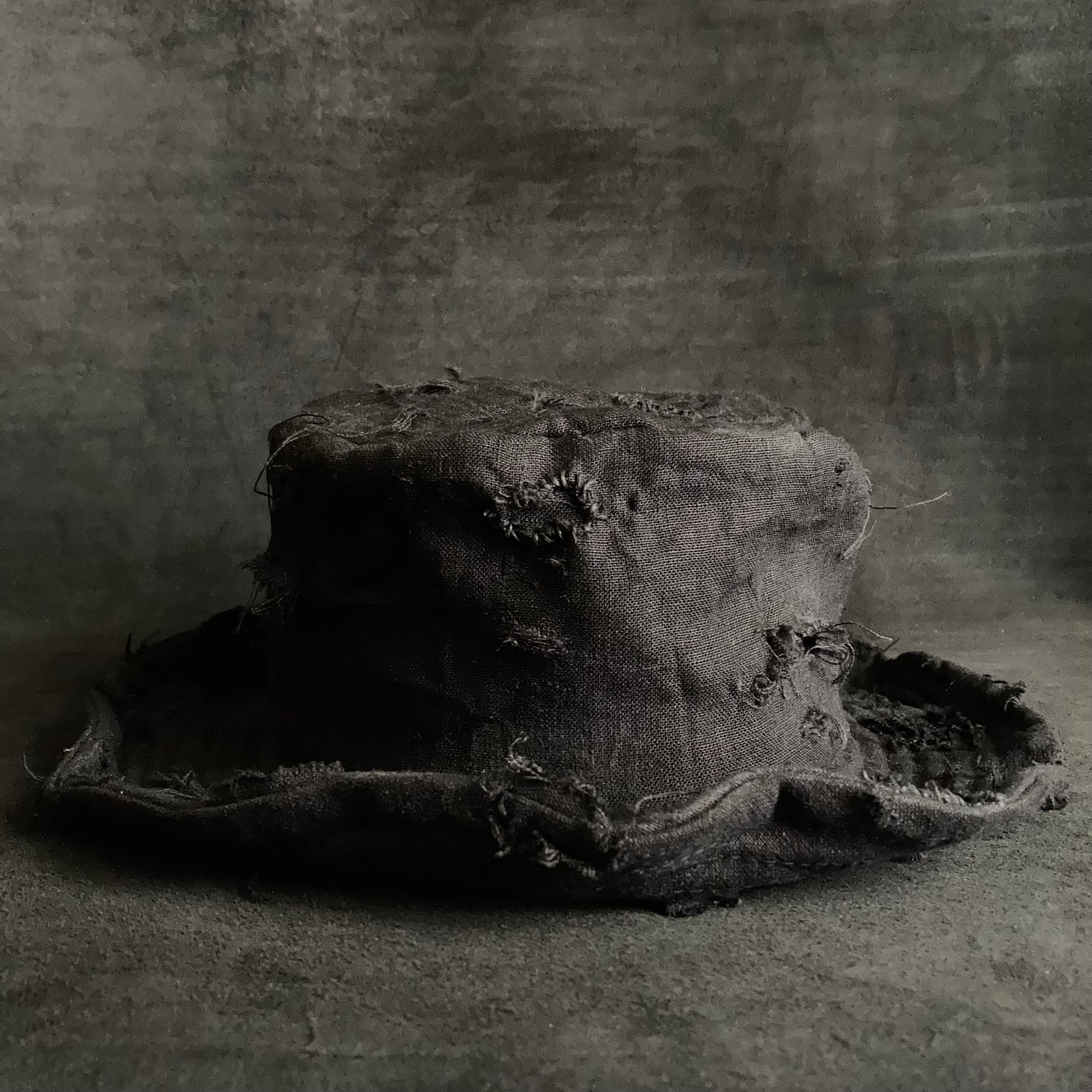 Black linen damage bucket hat – triangles hat