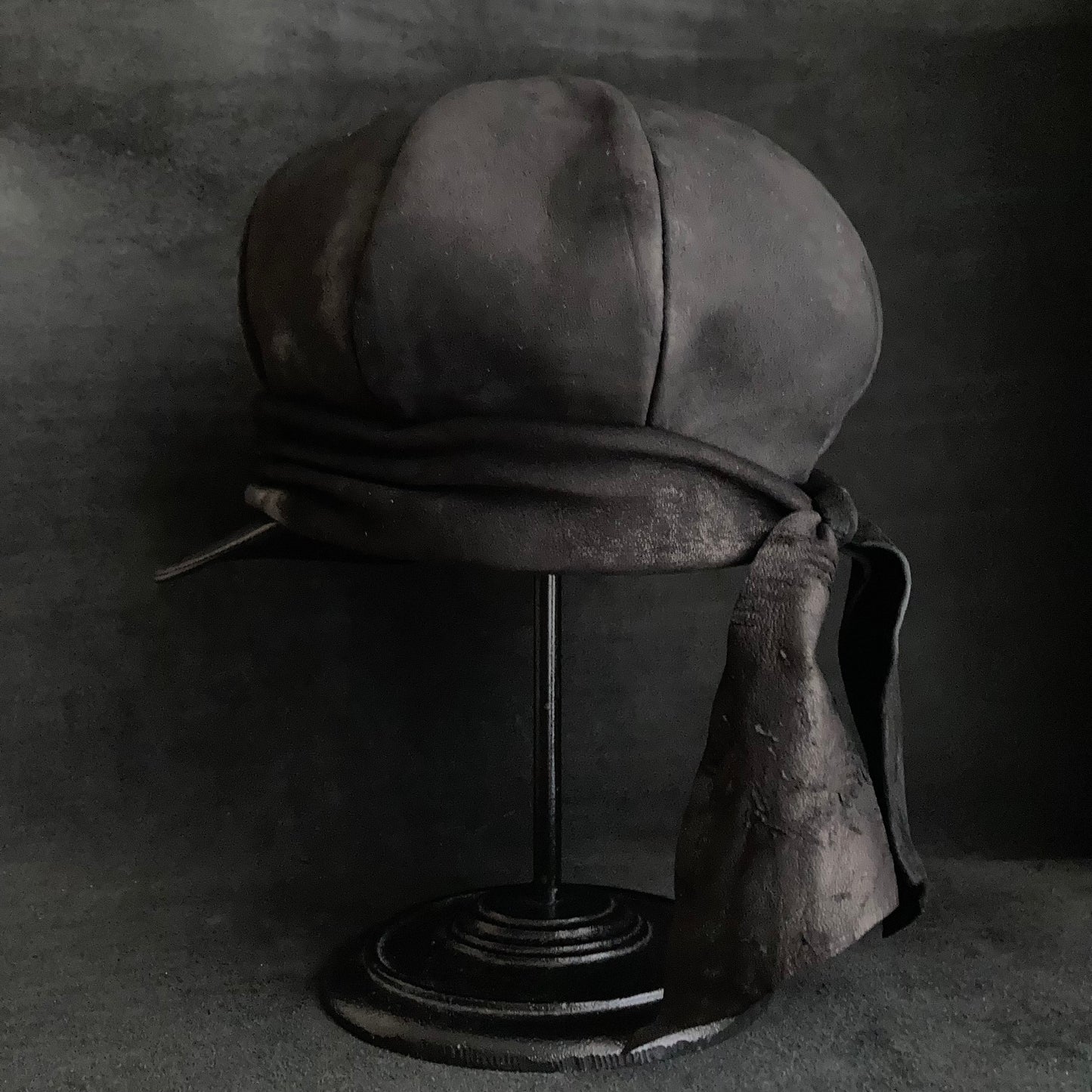 Rub black leather martial casquette
