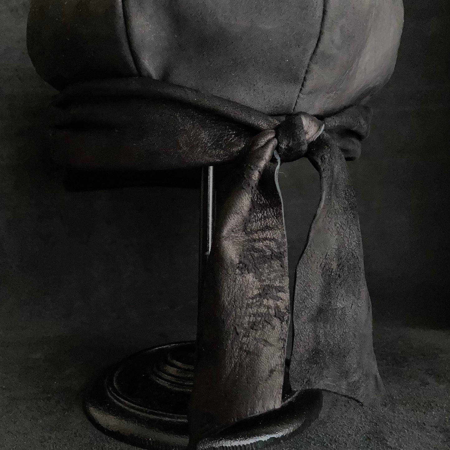 Rub black leather martial casquette