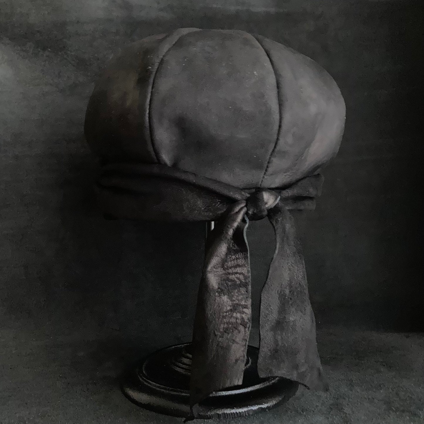 Rub black leather martial casquette