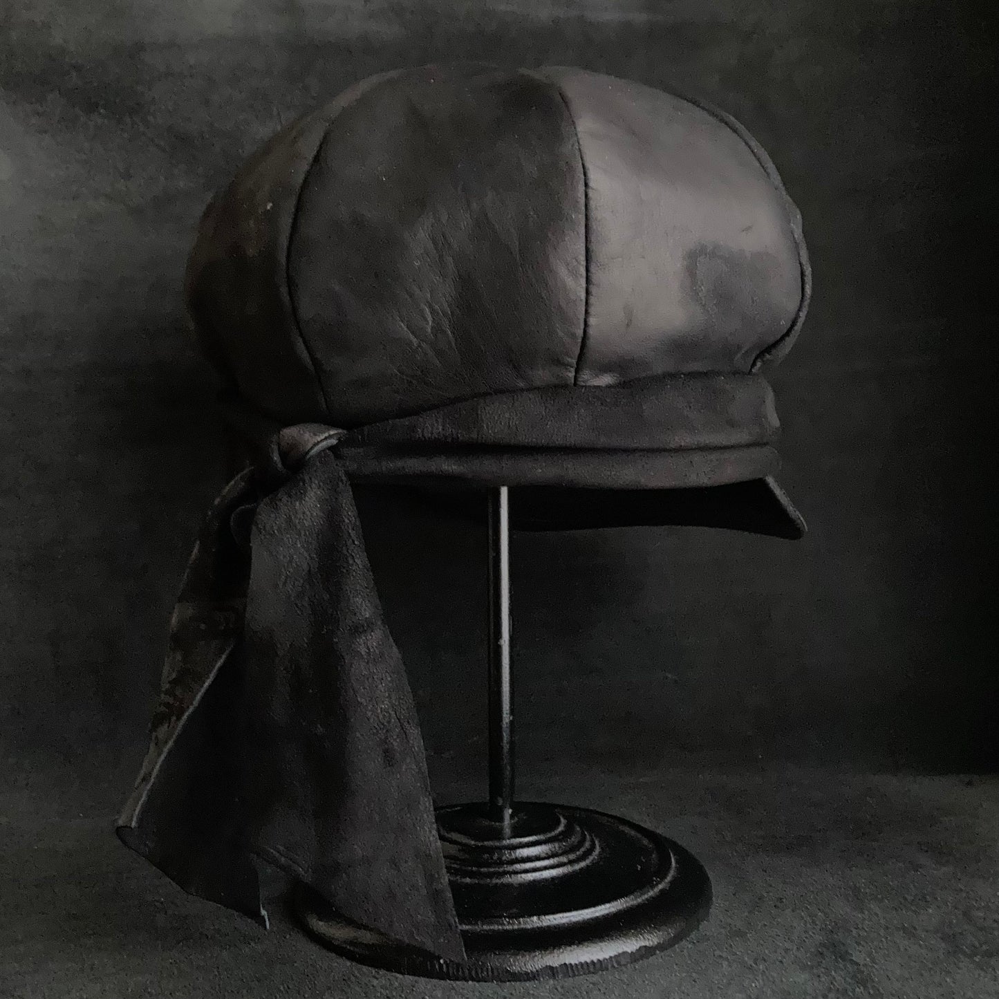 Rub black leather martial casquette