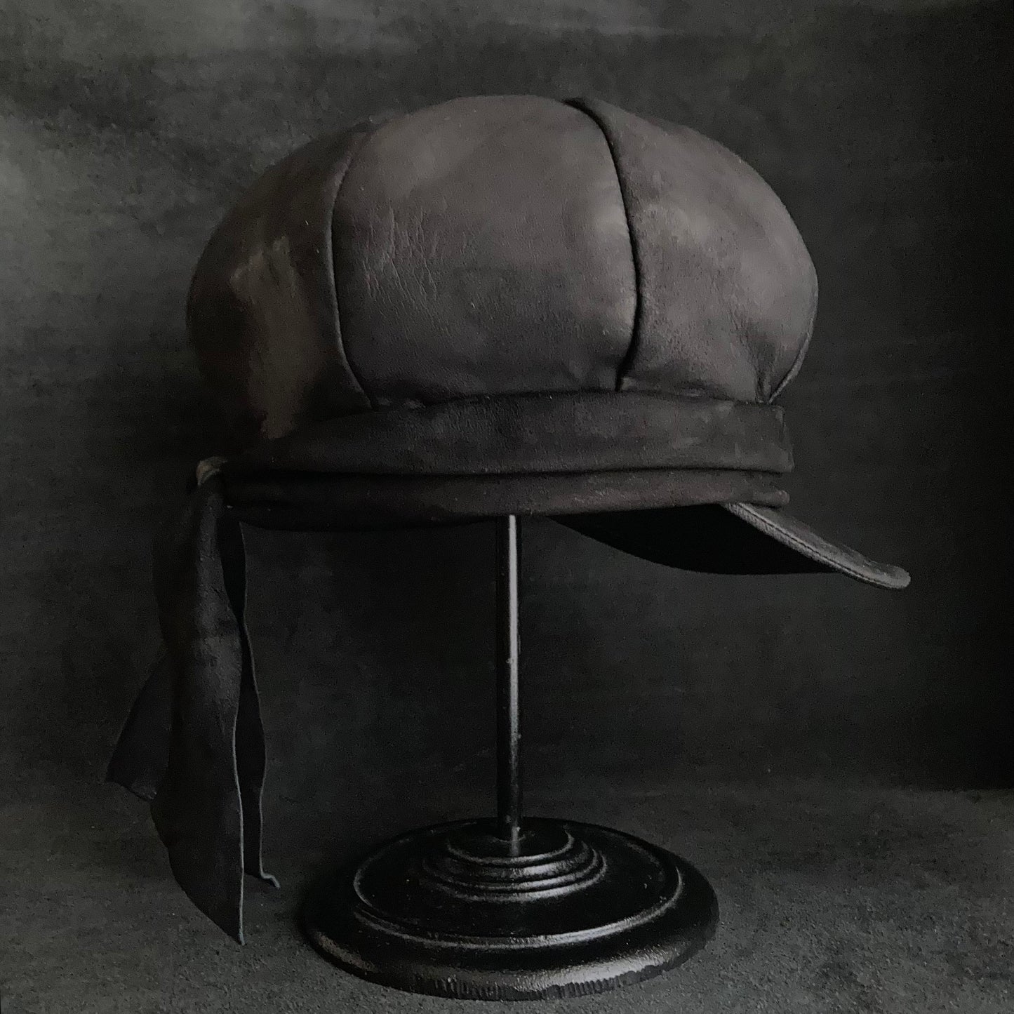 Rub black leather martial casquette