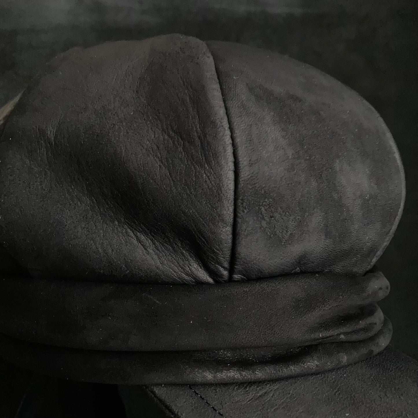Rub black leather martial casquette