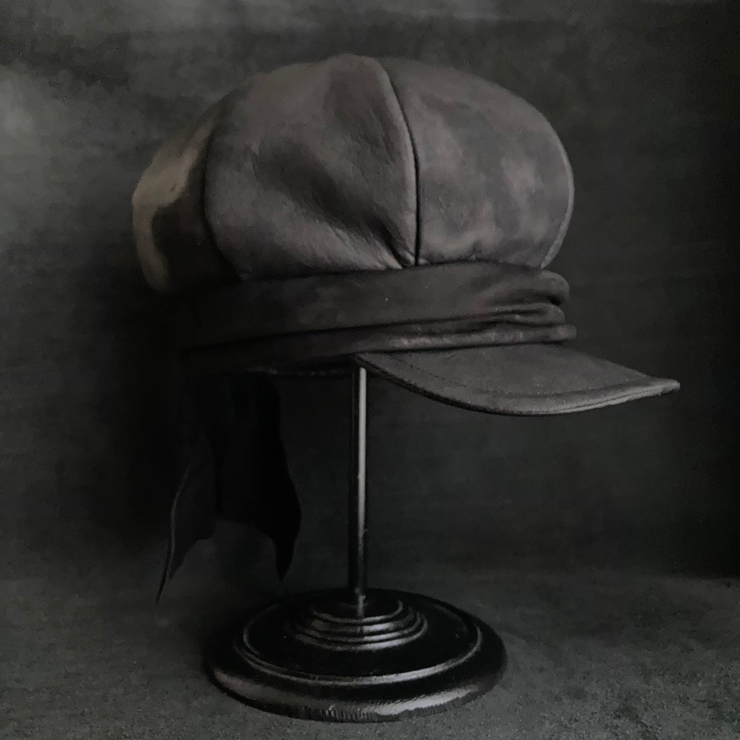 Rub black leather martial casquette