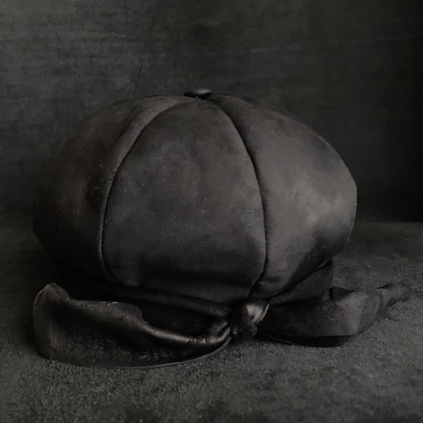 Rub black leather martial casquette