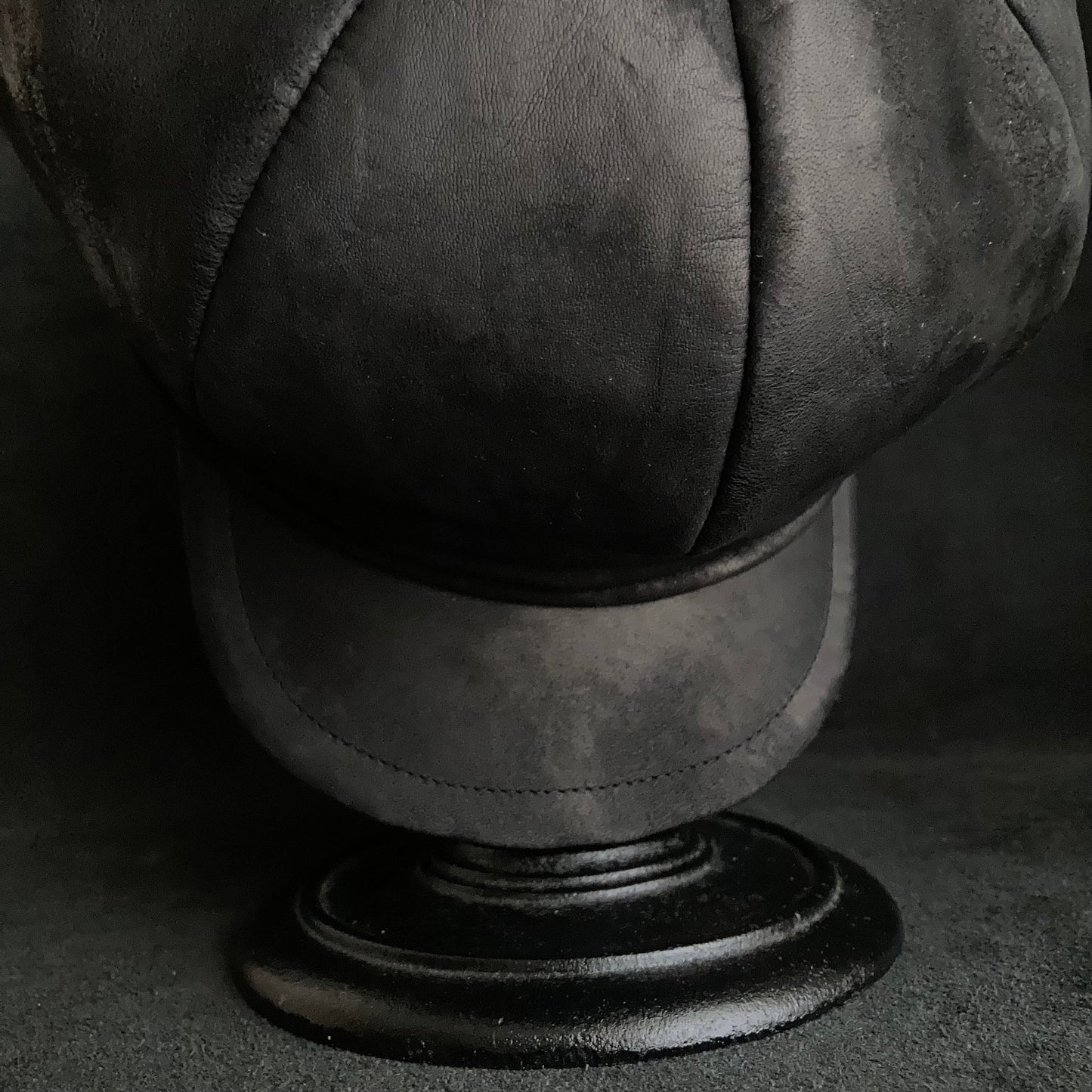 Rub black leather martial casquette