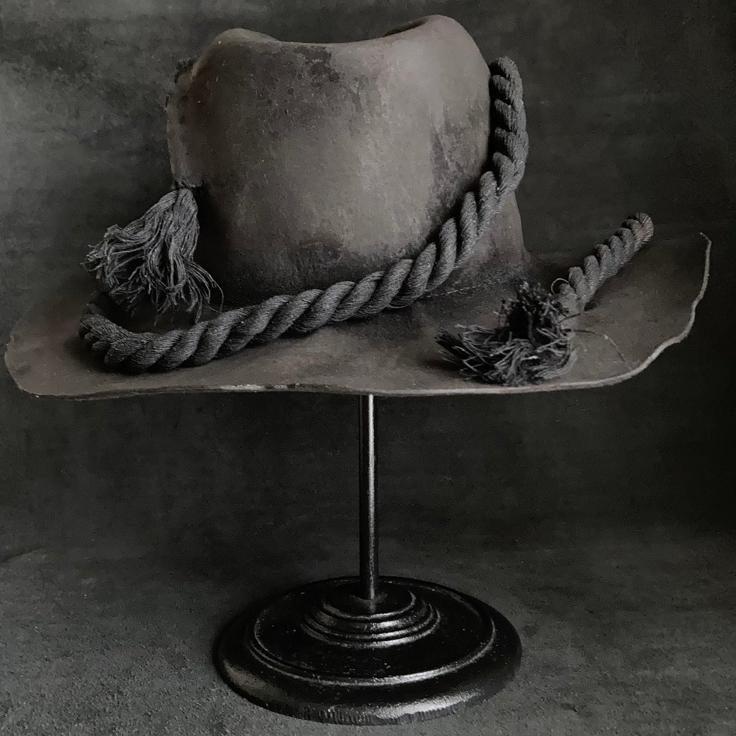 Black rope embedded fedora hat