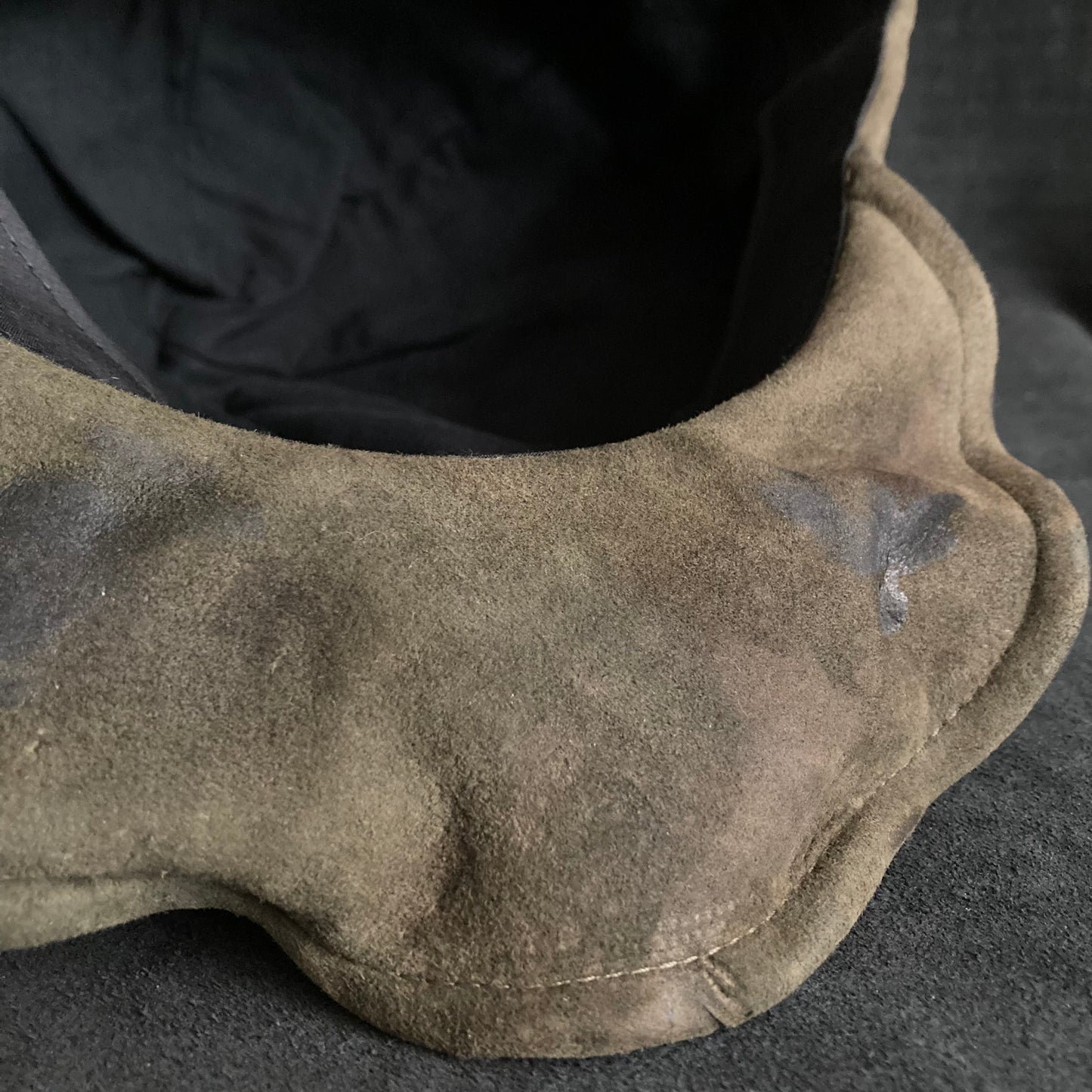 Dark khaki  survive  leather casquette