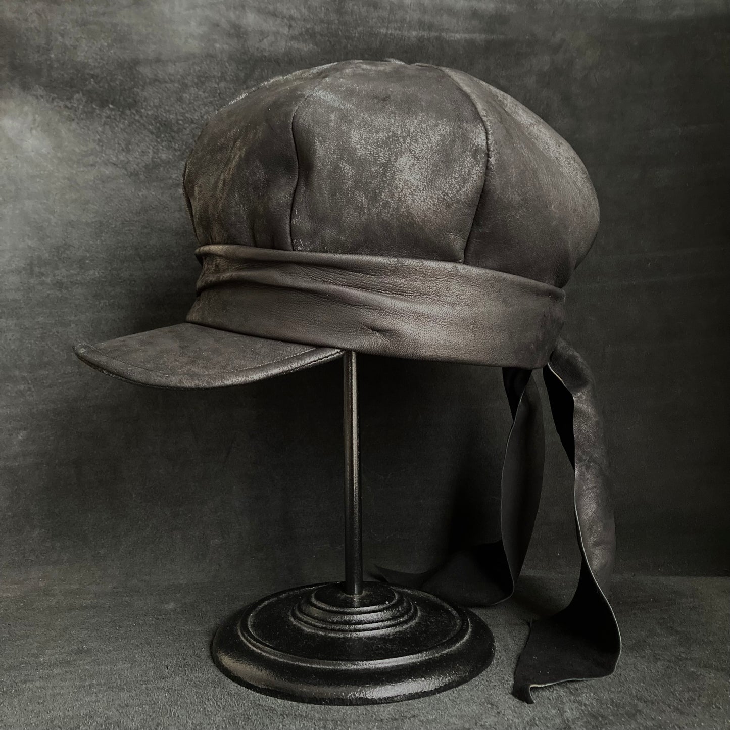 Rub black leather martial casquette