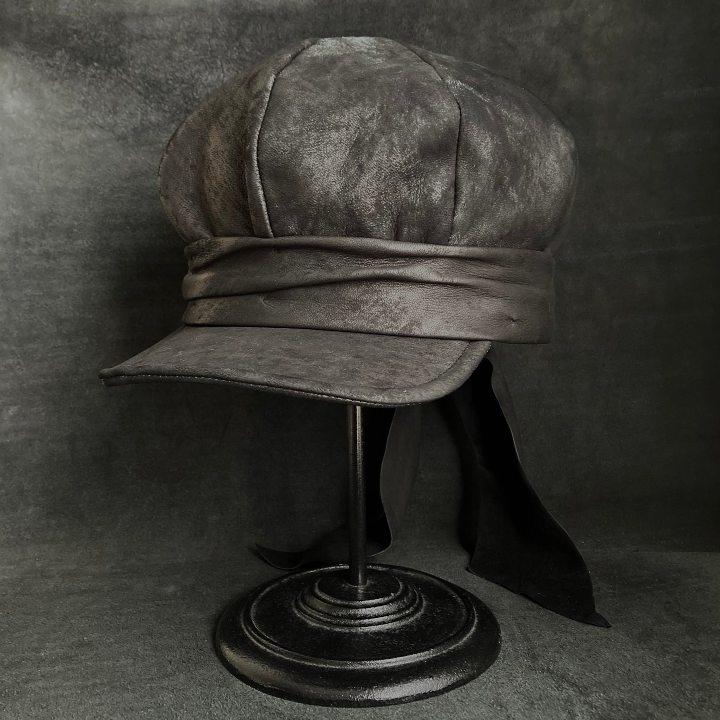 Rub black leather martial casquette