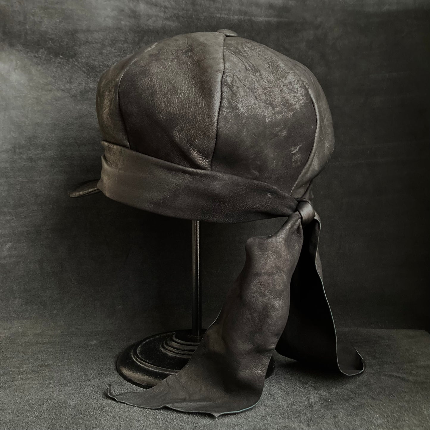 Rub black leather martial casquette