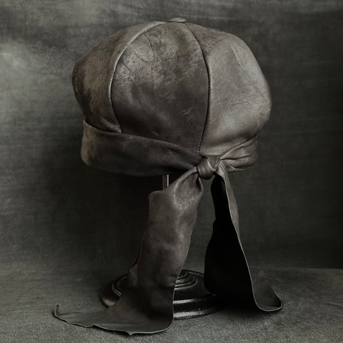 Rub black leather martial casquette