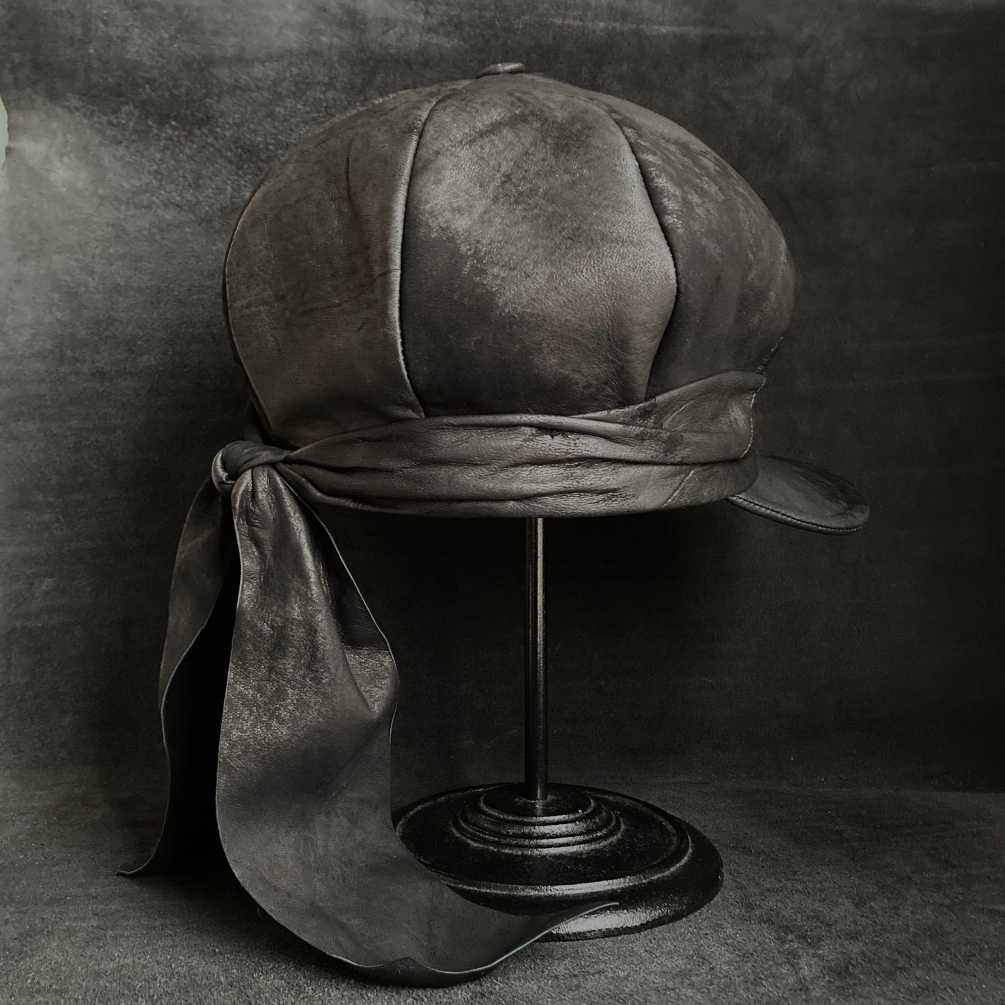 Rub black leather martial casquette