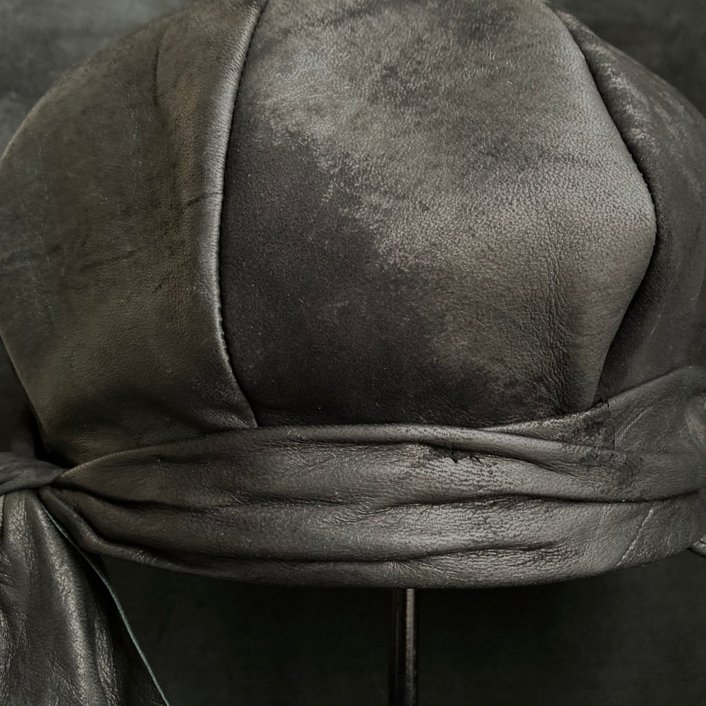Rub black leather martial casquette