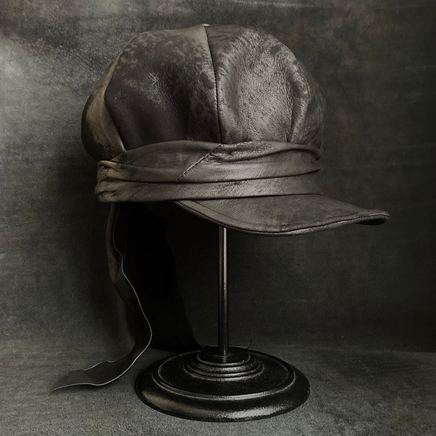 Rub black leather martial casquette