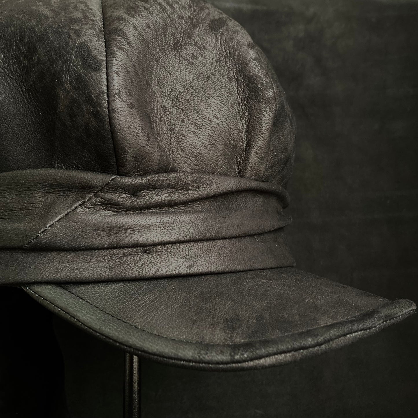 Rub black leather martial casquette