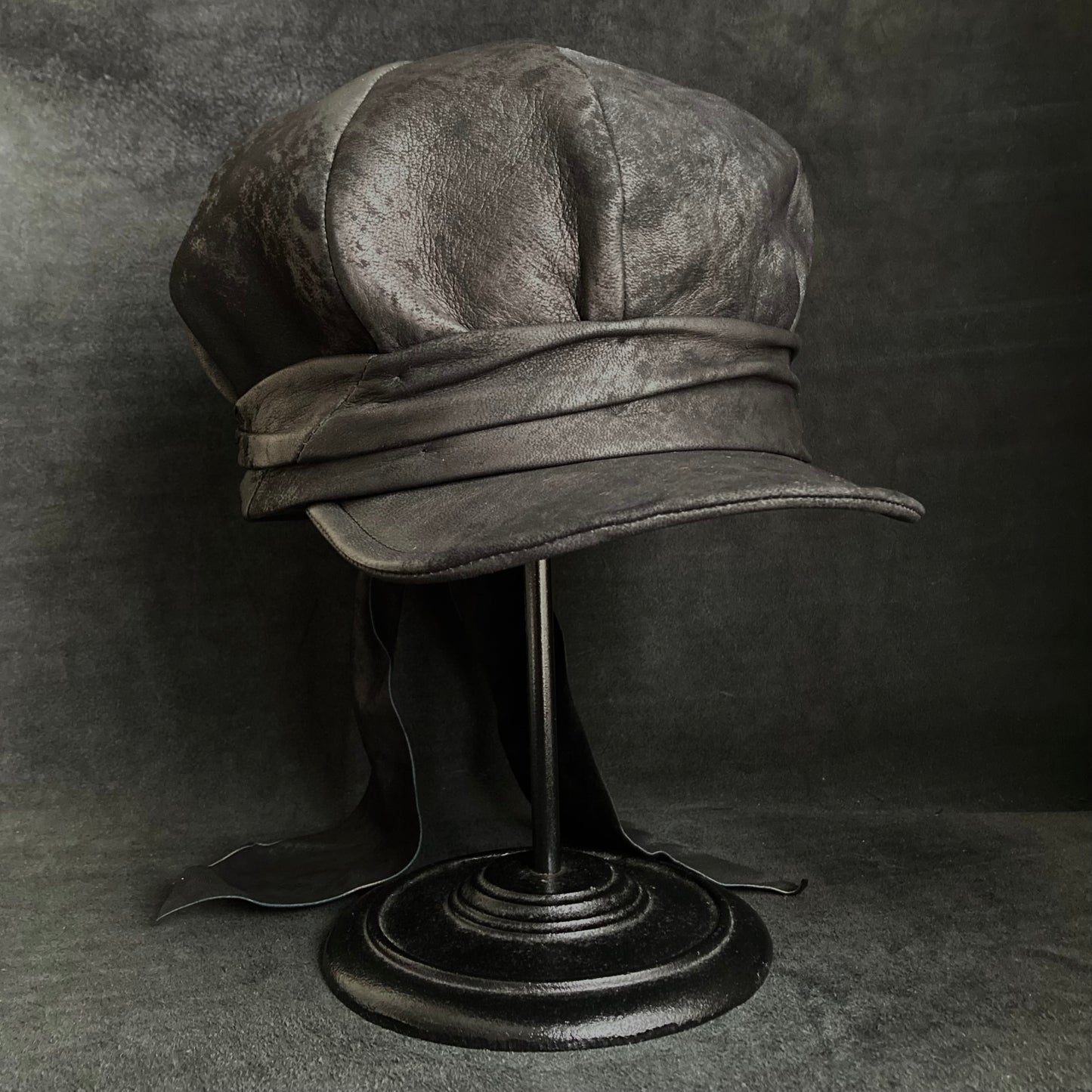 Rub black leather martial casquette