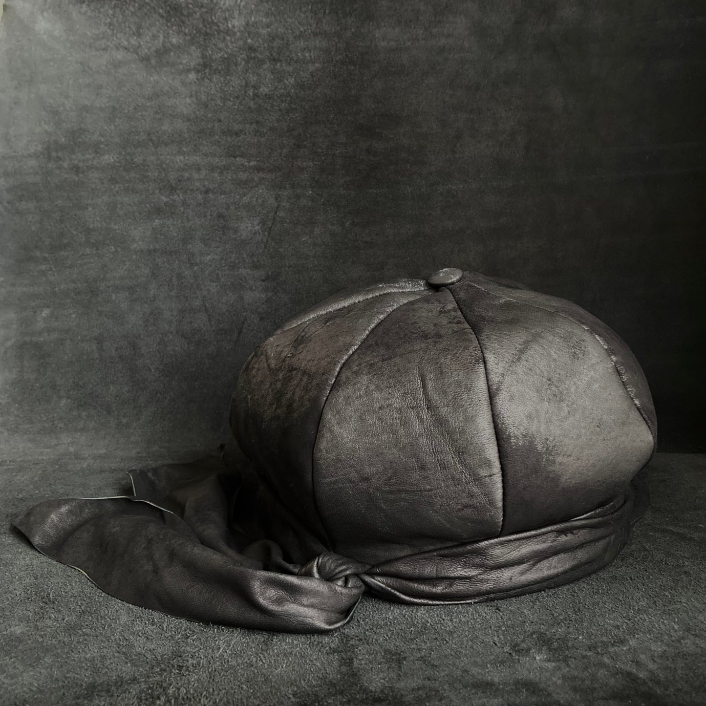 Rub black leather martial casquette
