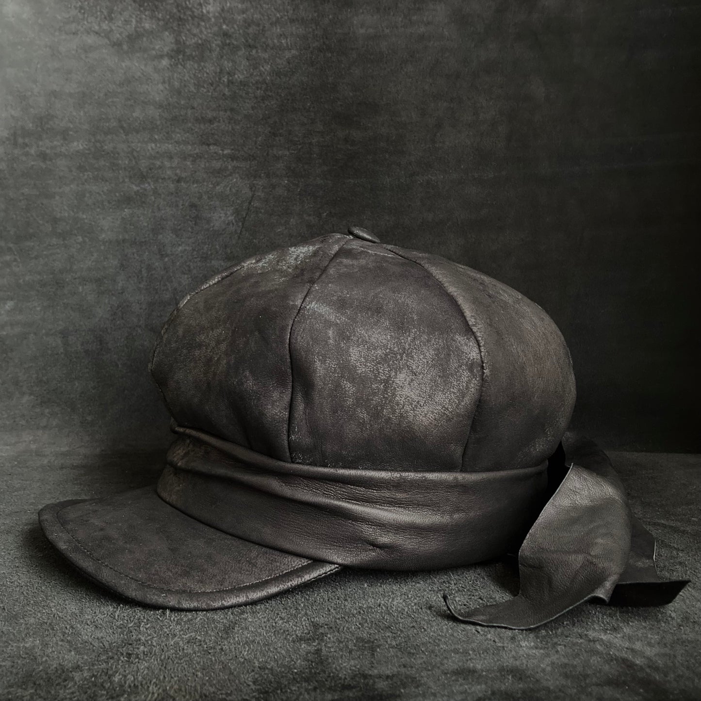 Rub black leather martial casquette
