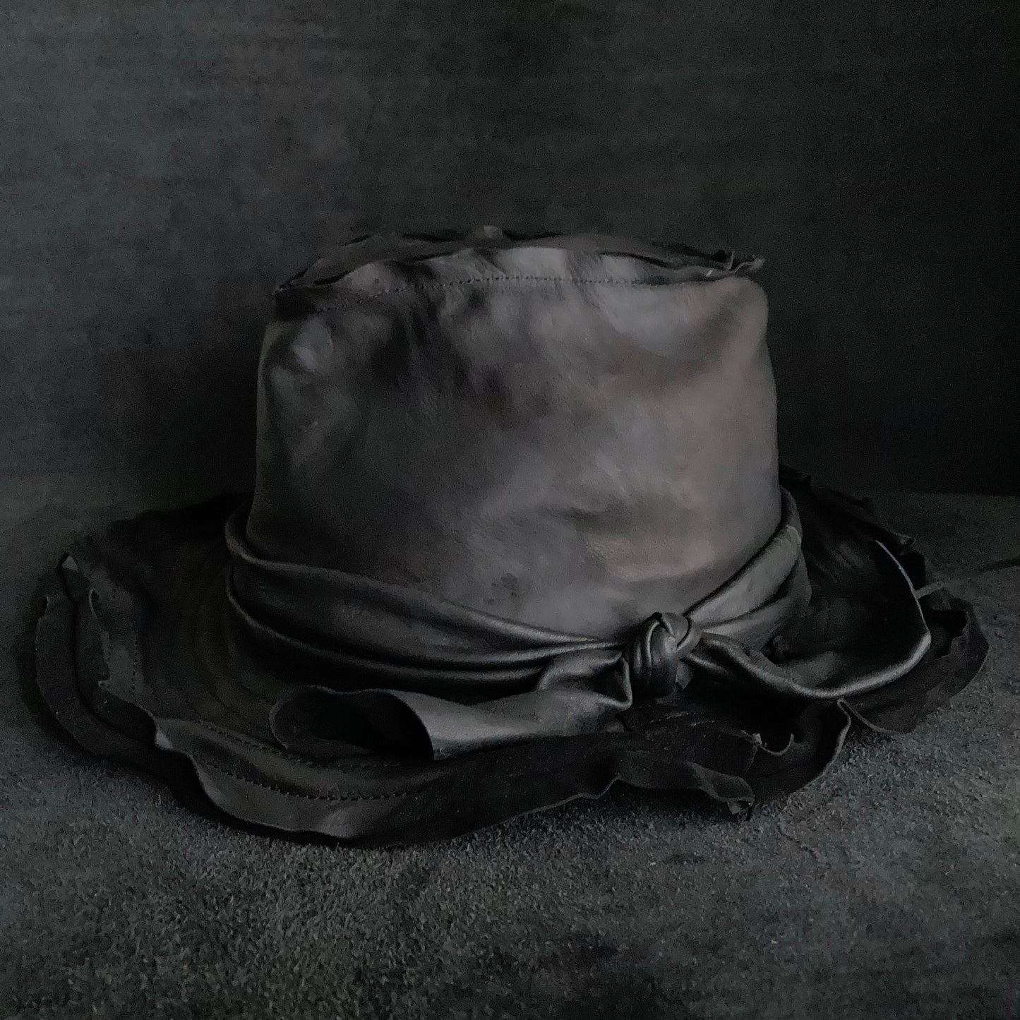 黑色皮质软呢帽