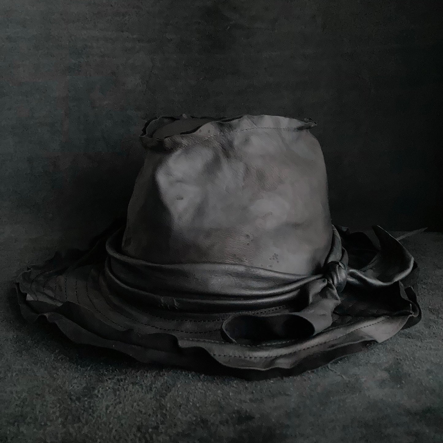 黑色皮质软呢帽