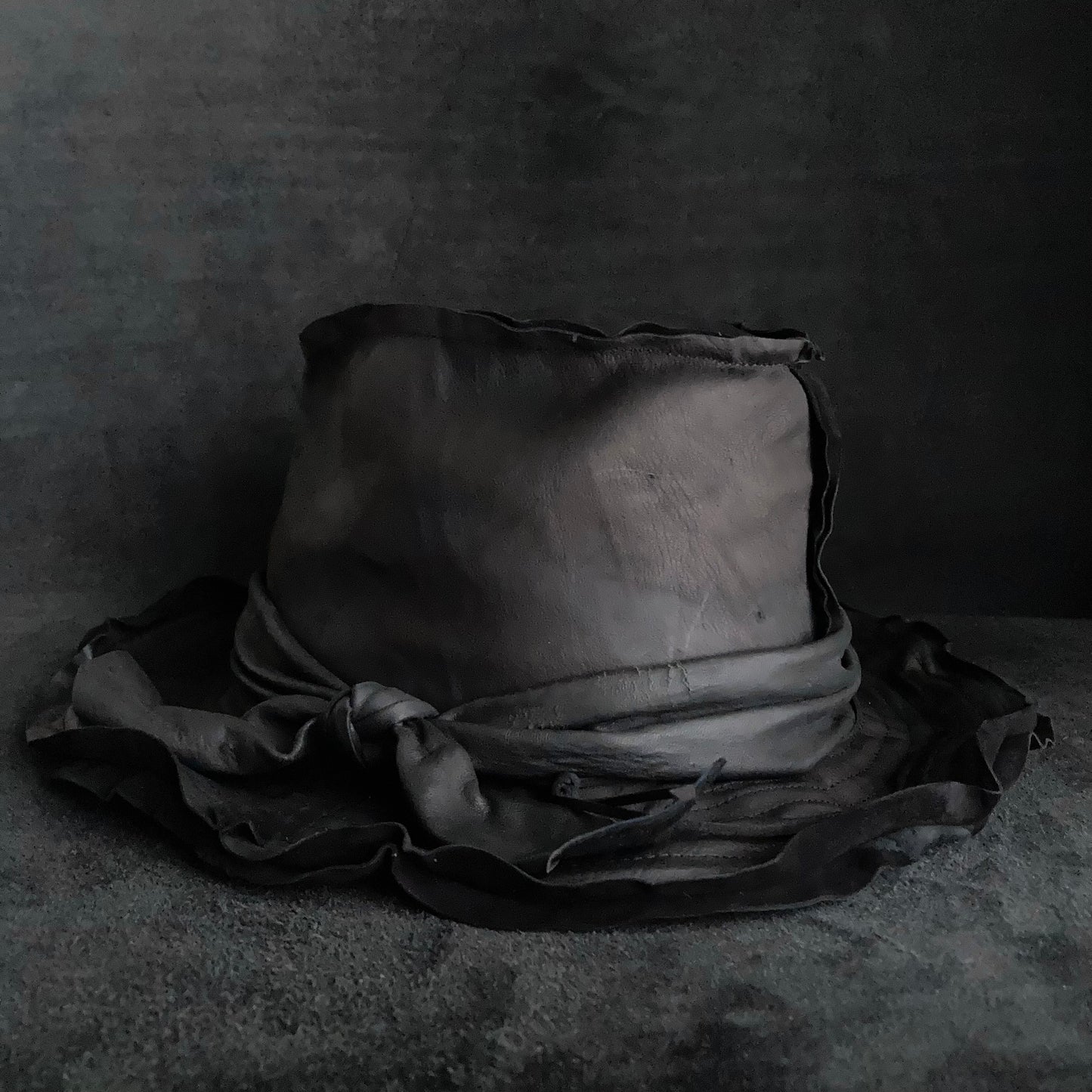 黑色皮质软呢帽