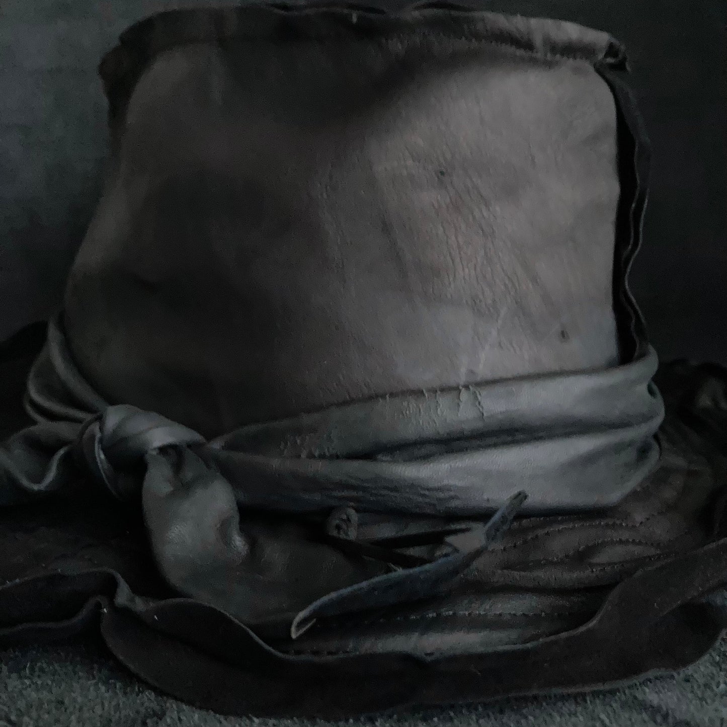 黑色皮质软呢帽