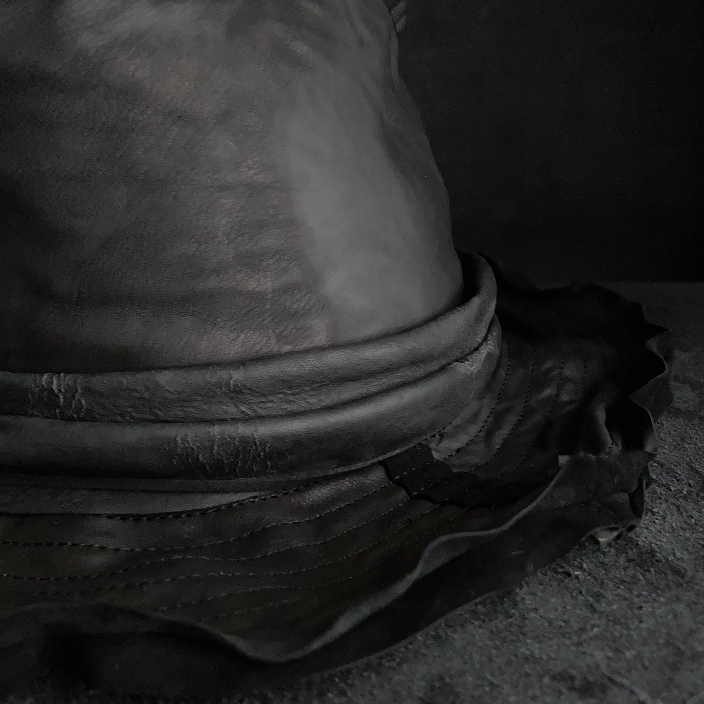 黑色皮质软呢帽