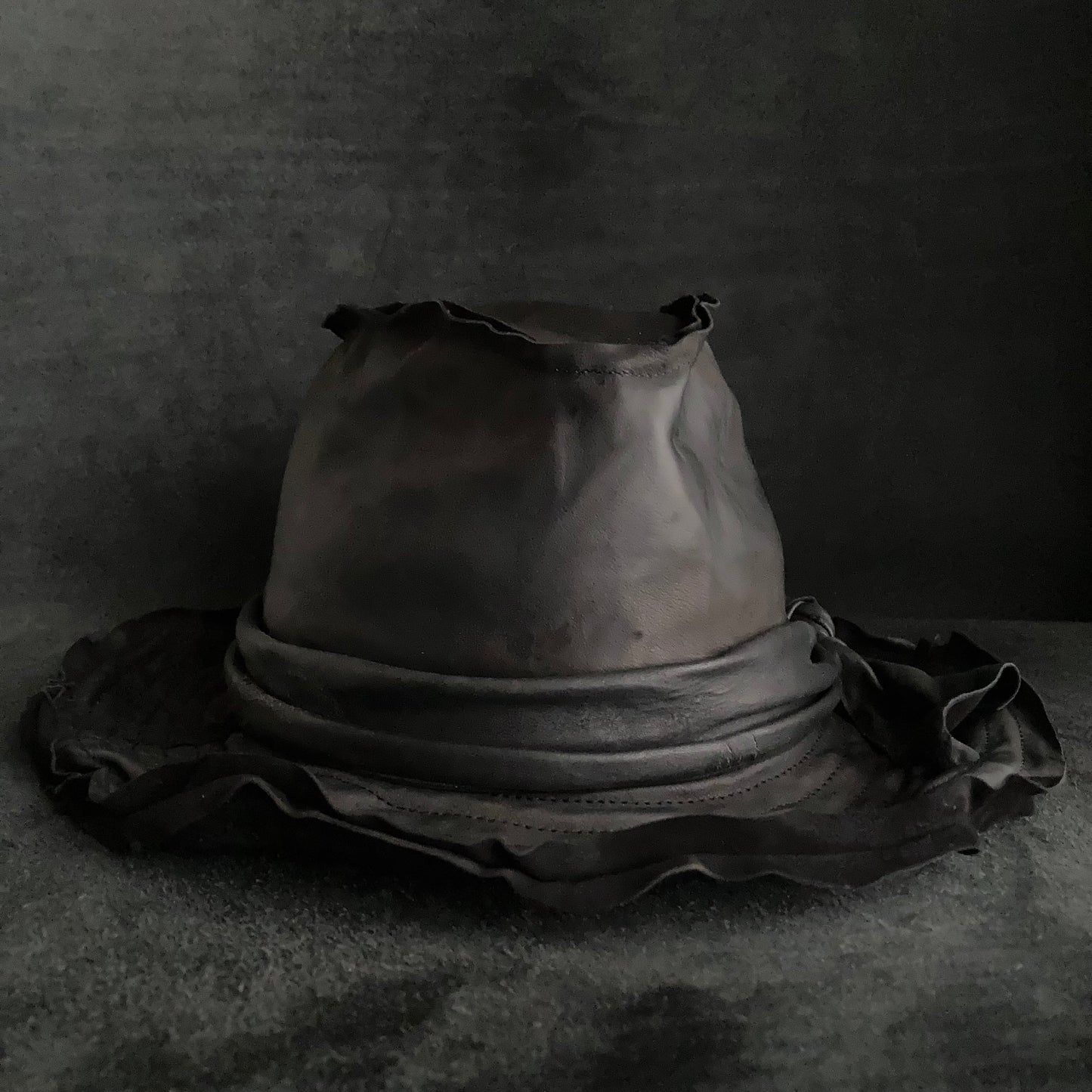 黑色皮质软呢帽