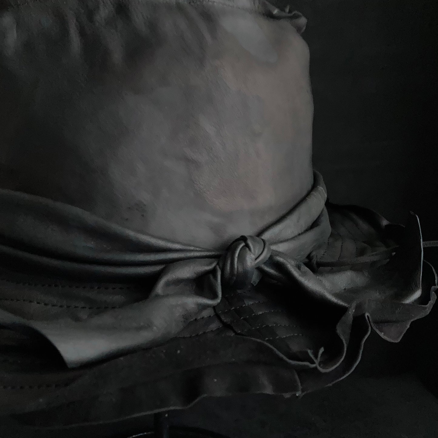 黑色皮质软呢帽