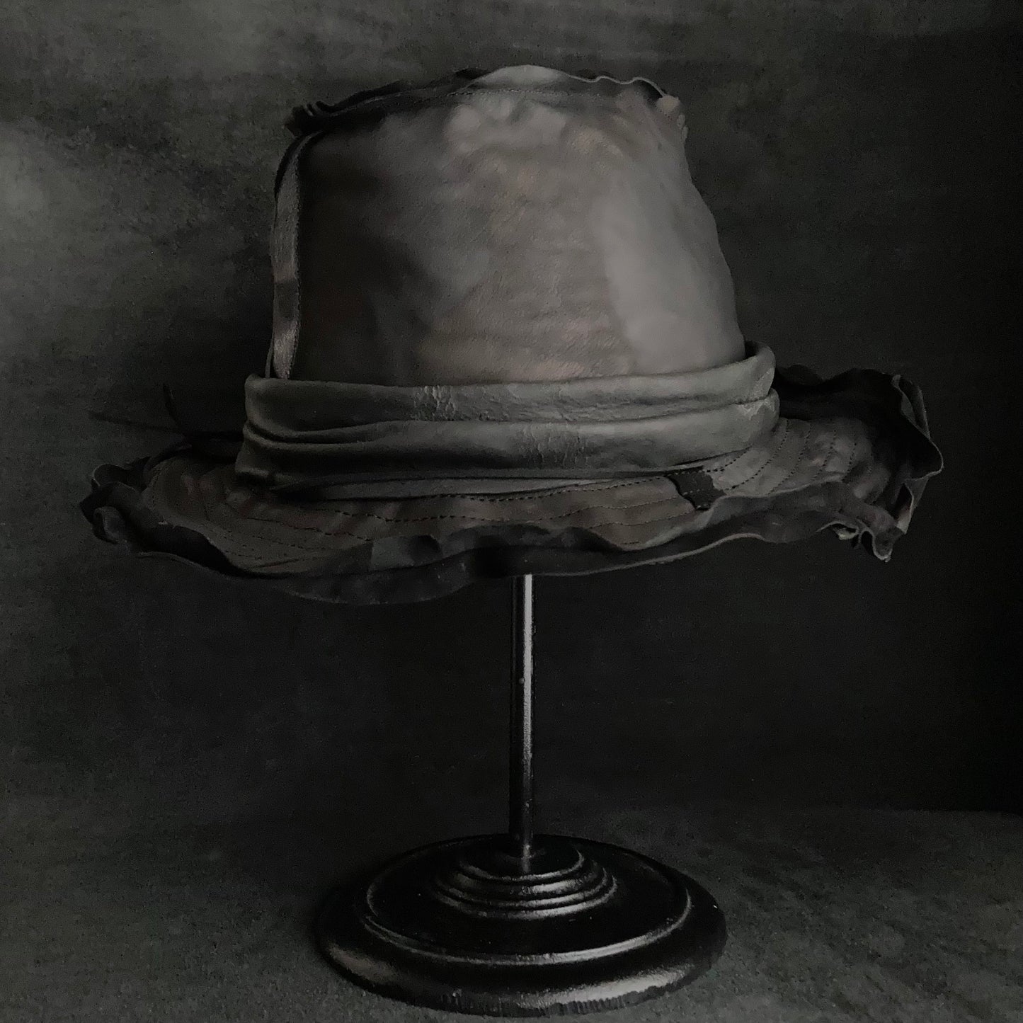 黑色皮质软呢帽