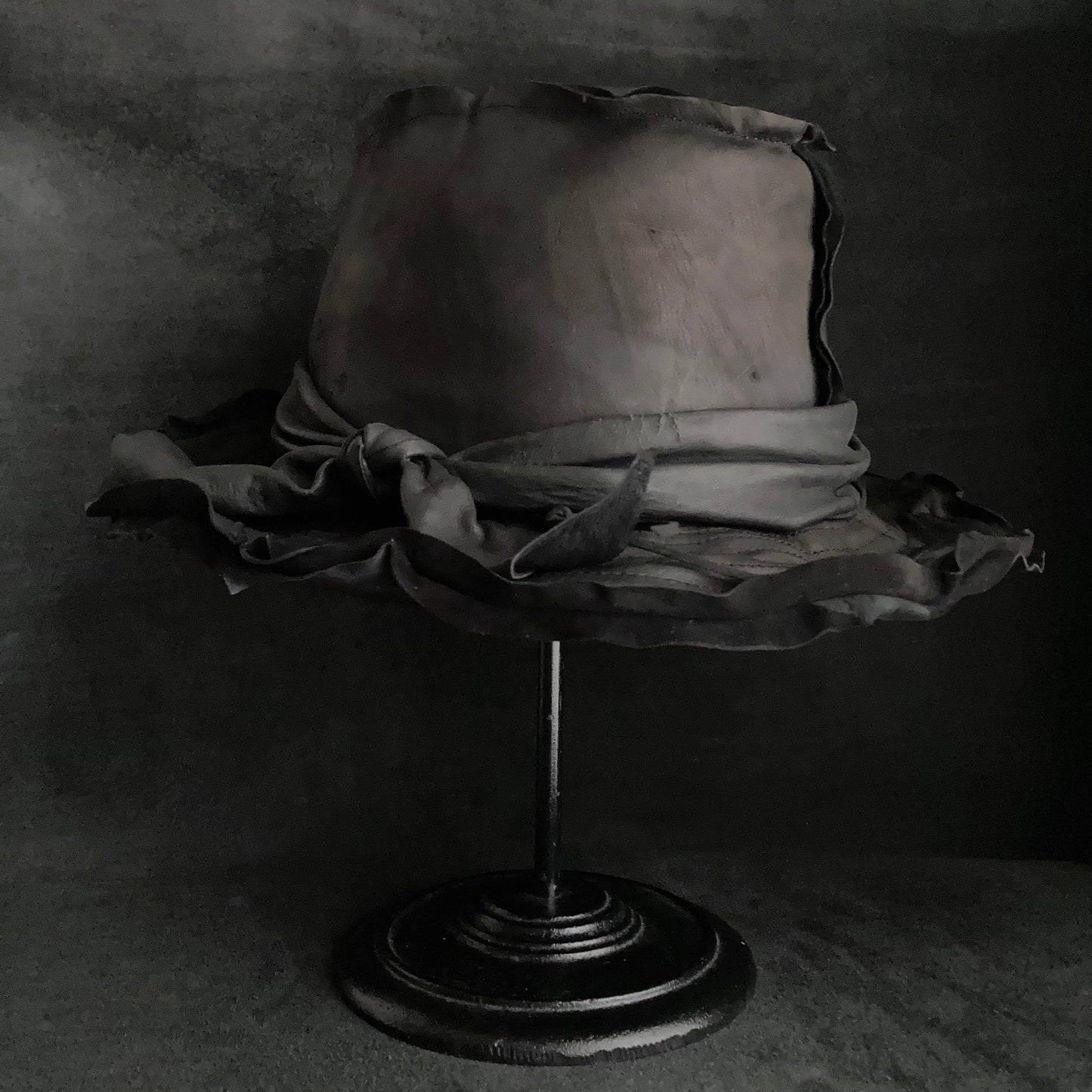 黑色皮质软呢帽