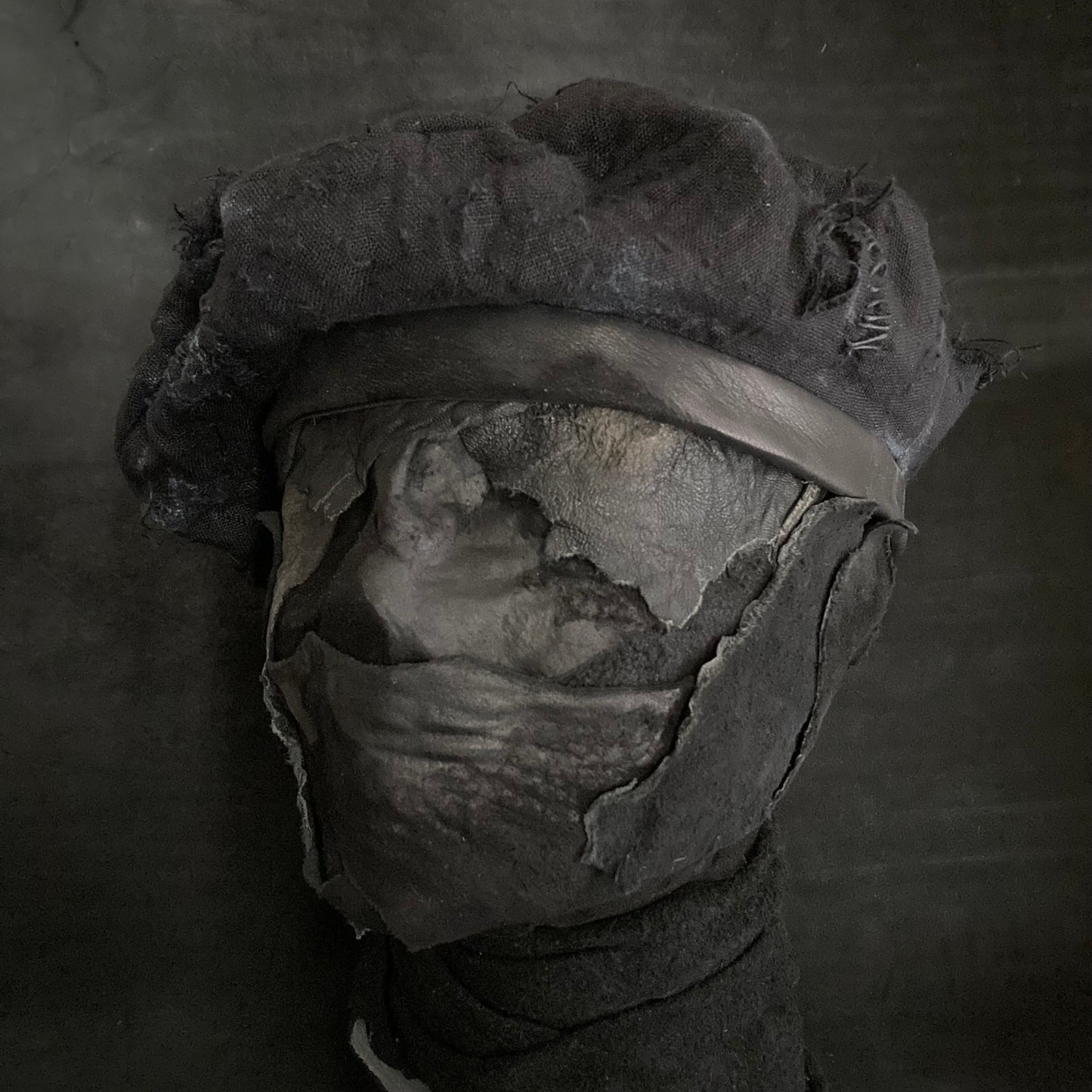 Black linen damage beret