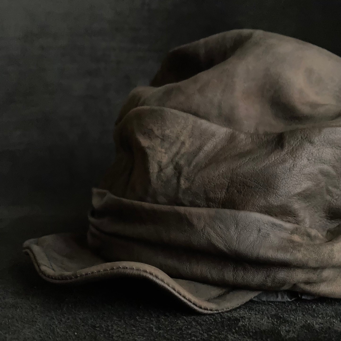 Cloudy processed leather martial cap