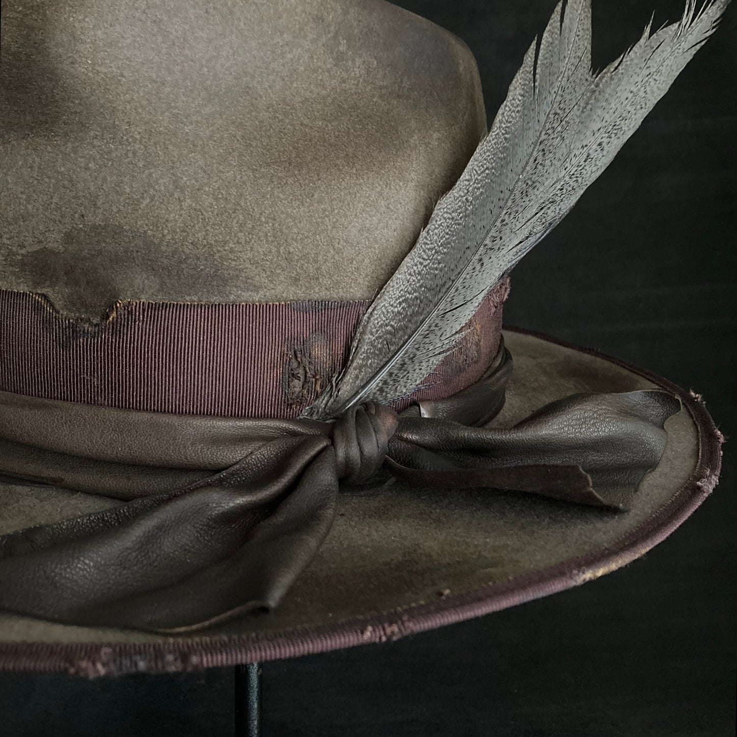 Burned greige feather western hat