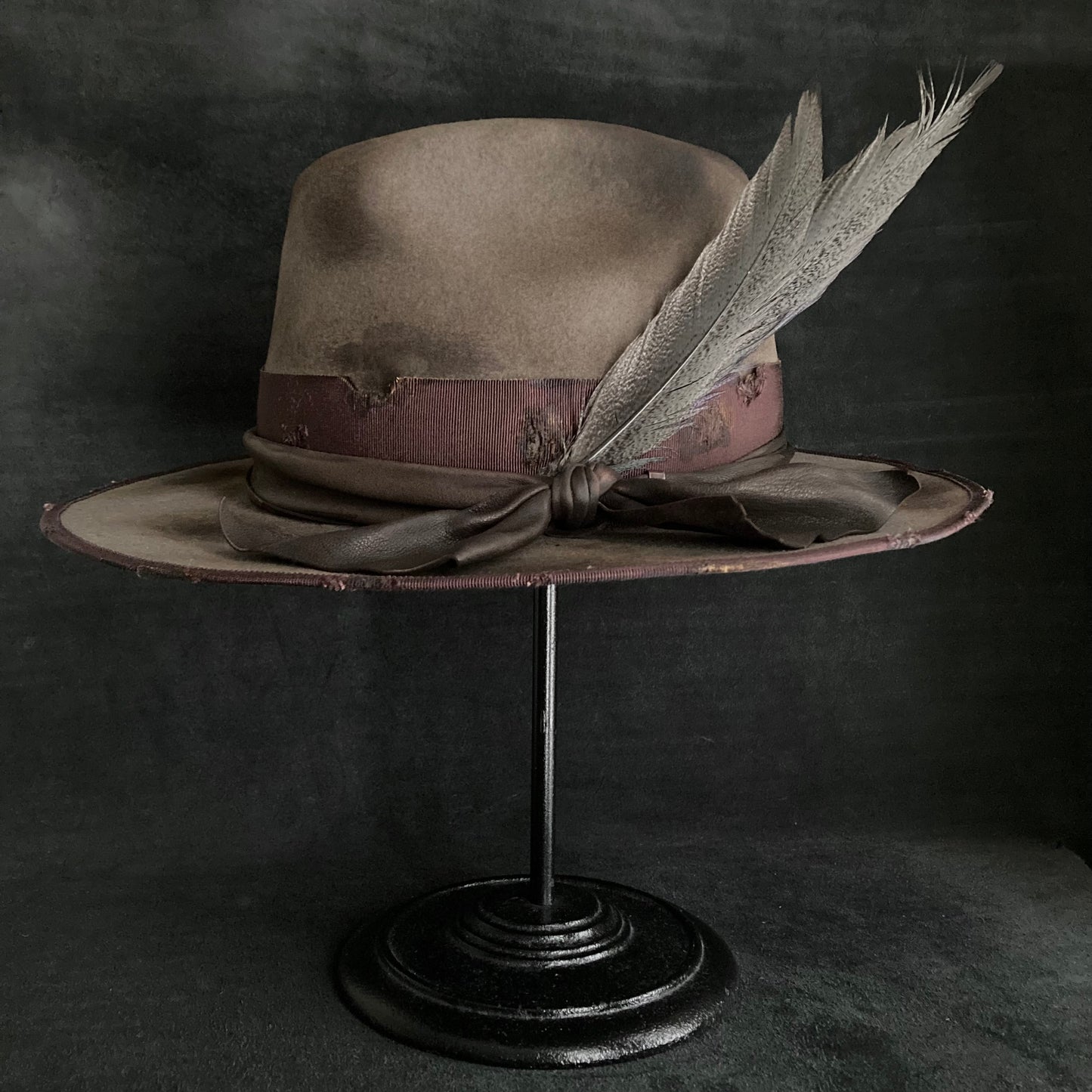 Burned greige feather western hat