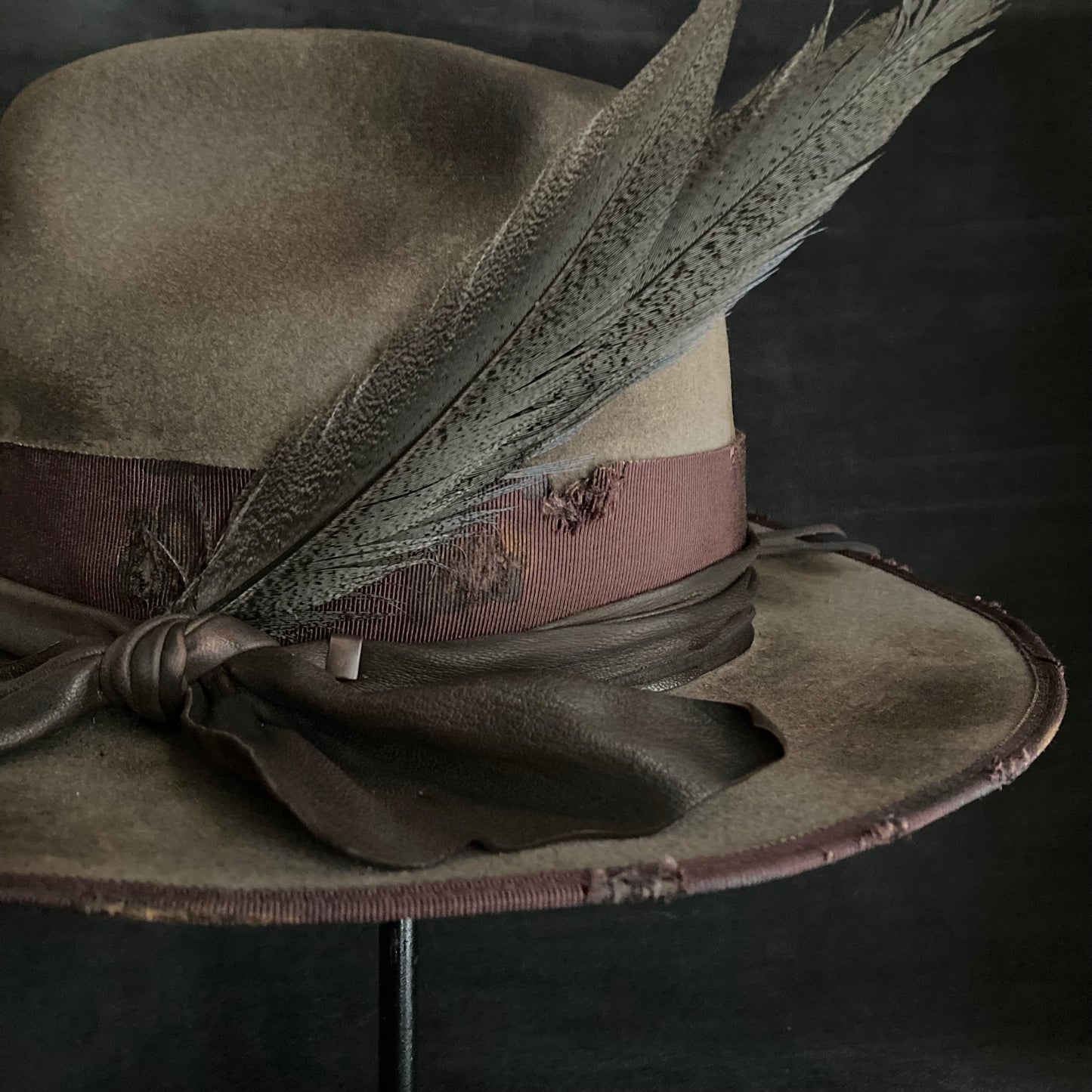 Burned greige feather western hat