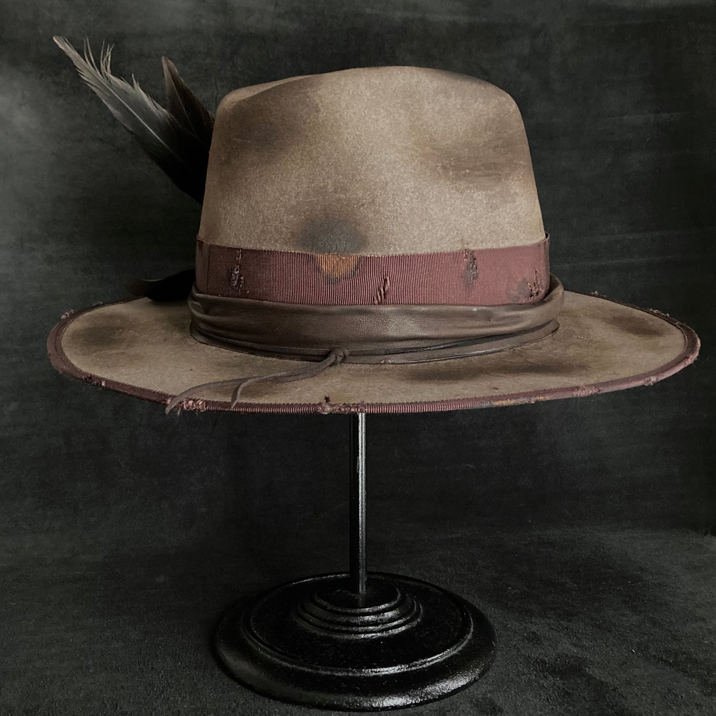 Burned greige feather western hat