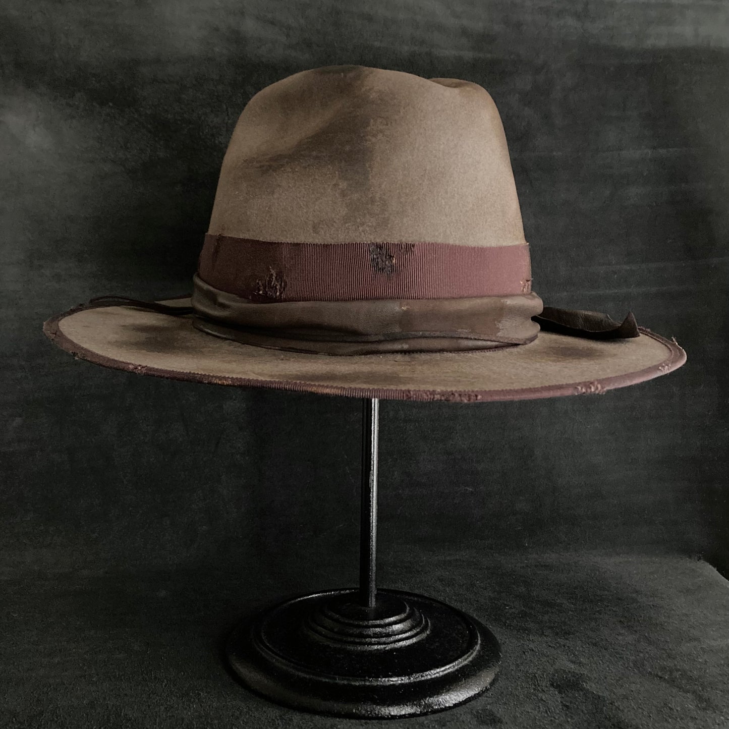 Burned greige feather western hat