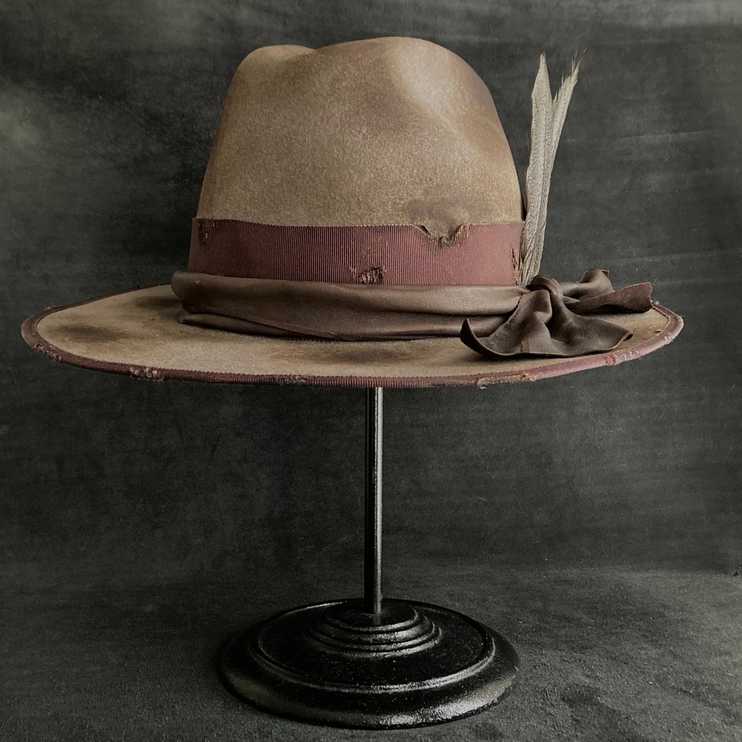 Burned greige feather western hat