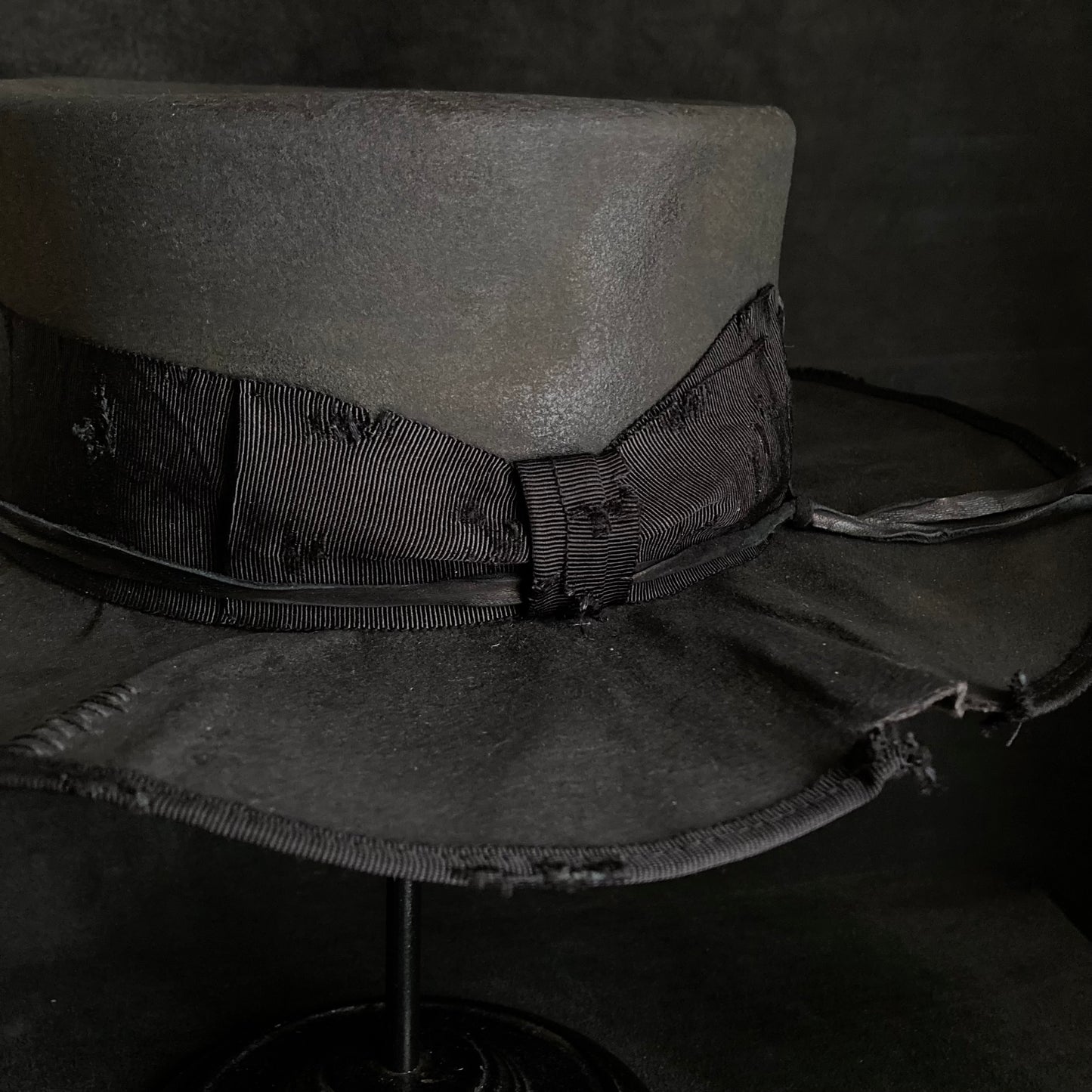 Charcoal damage line flat hat