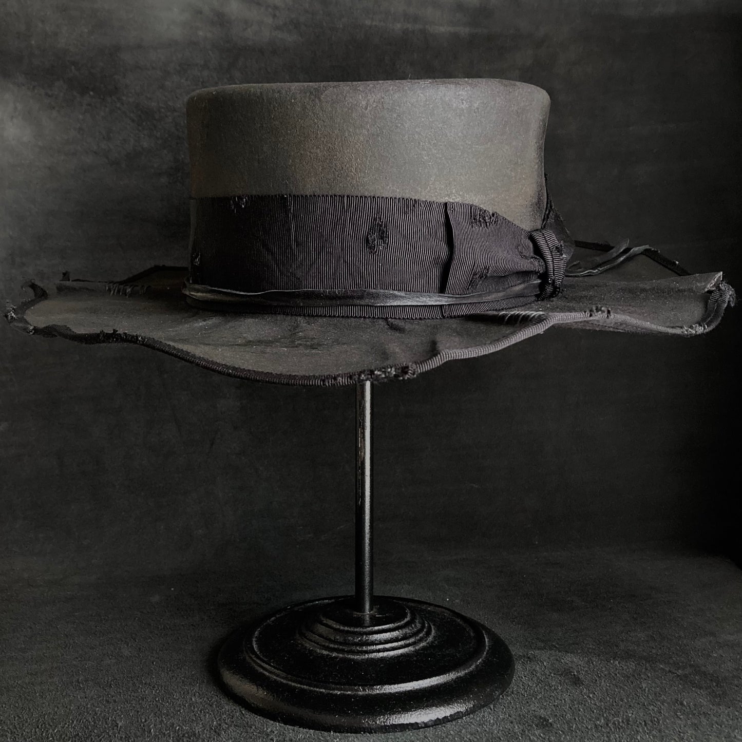 Charcoal damage line flat hat