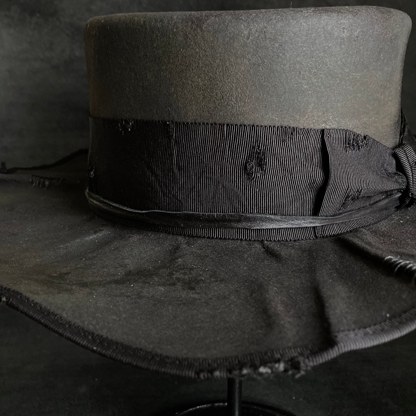 Charcoal damage line flat hat