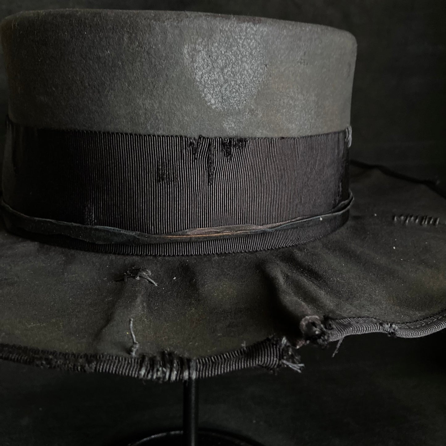 Charcoal damage line flat hat