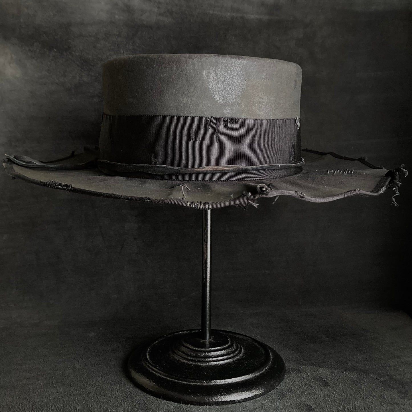 Charcoal damage line flat hat