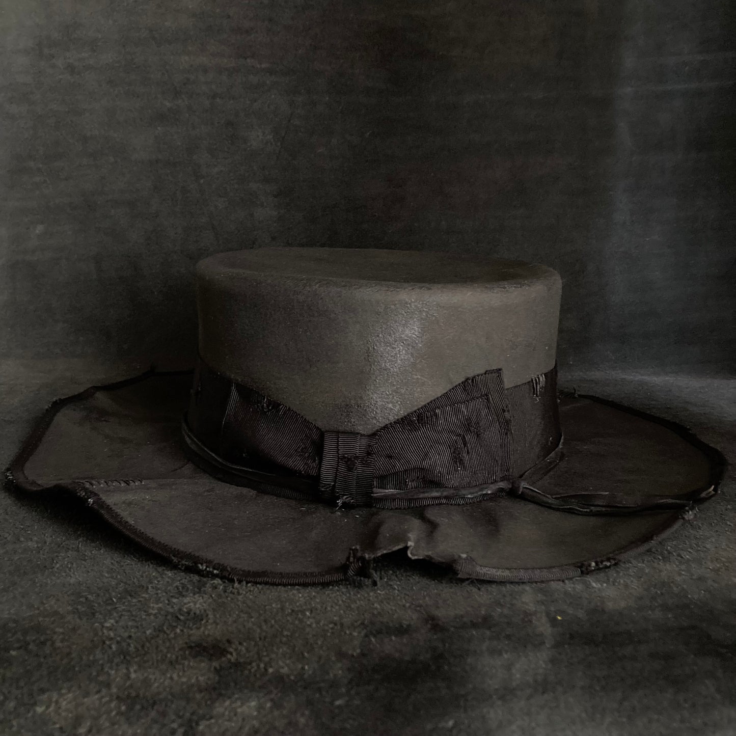Charcoal damage line flat hat