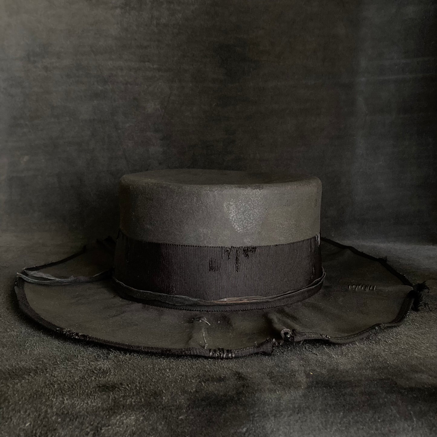 Charcoal damage line flat hat