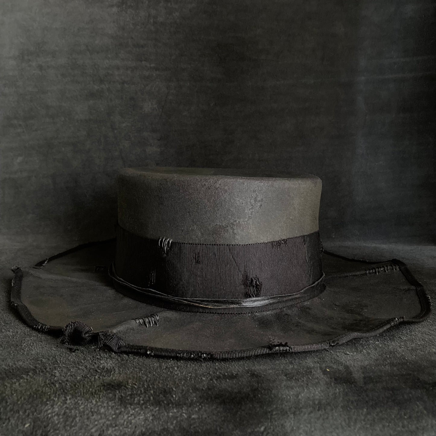 Charcoal damage line flat hat