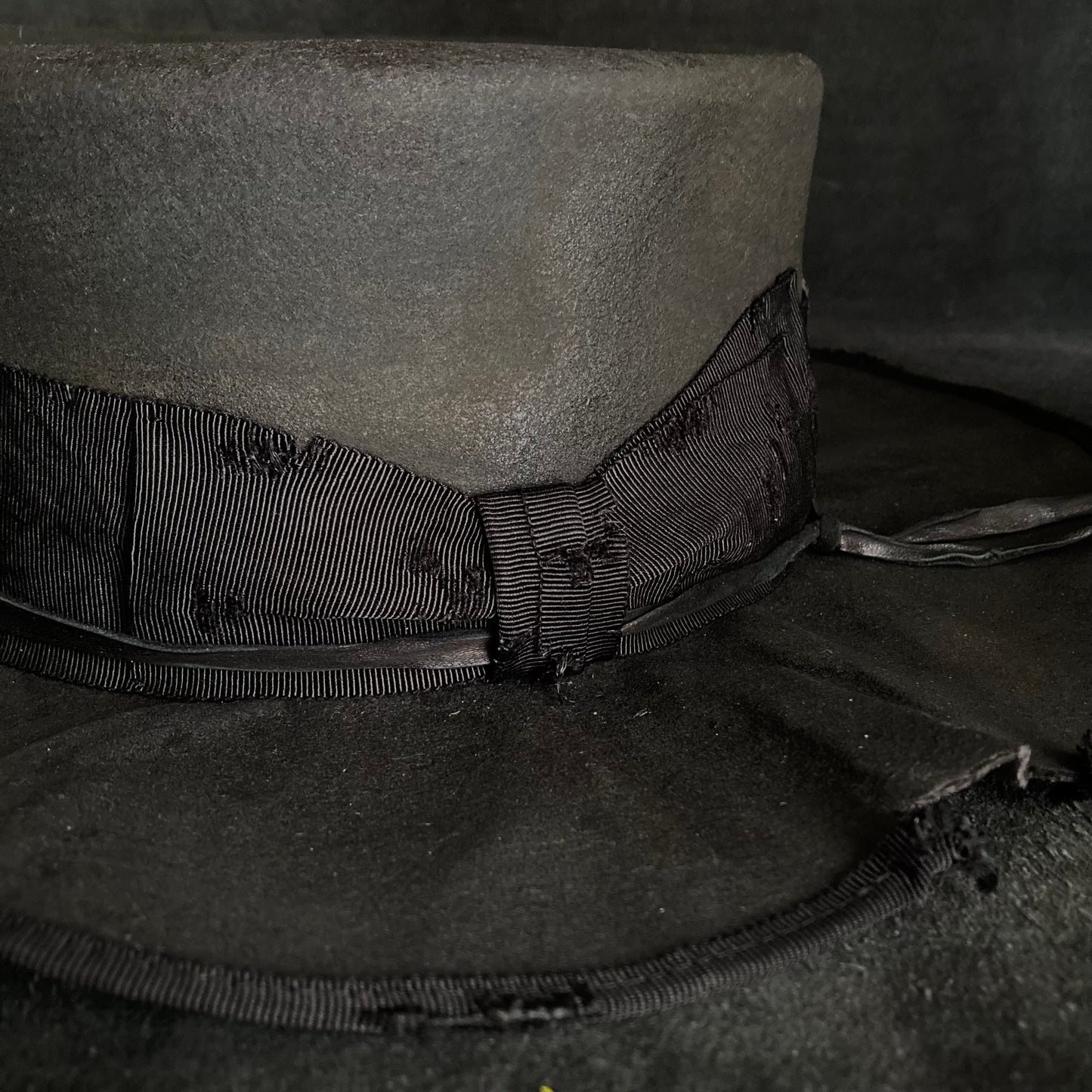 Charcoal damage line flat hat