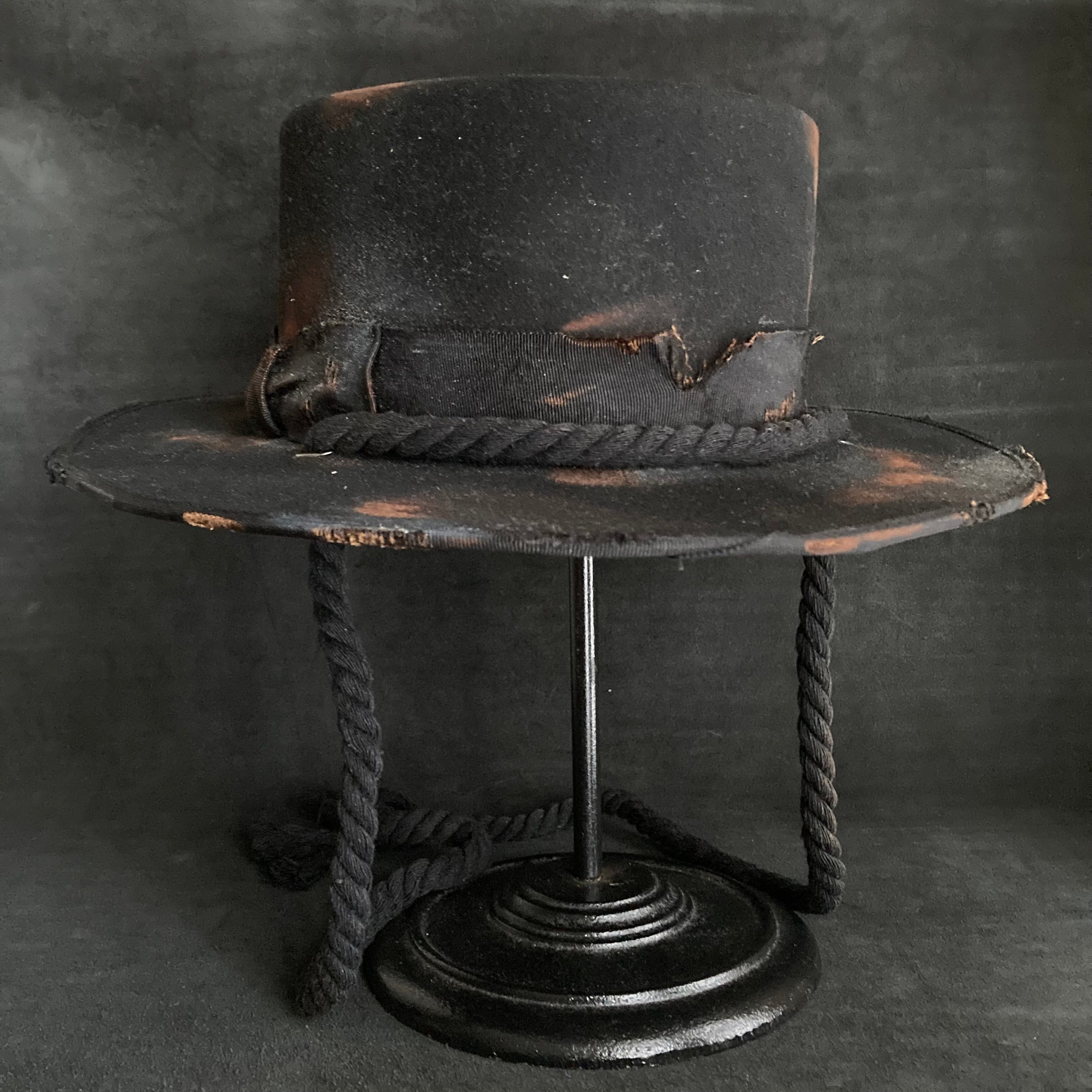 Scorched black flat hat (with rope) – triangles hat